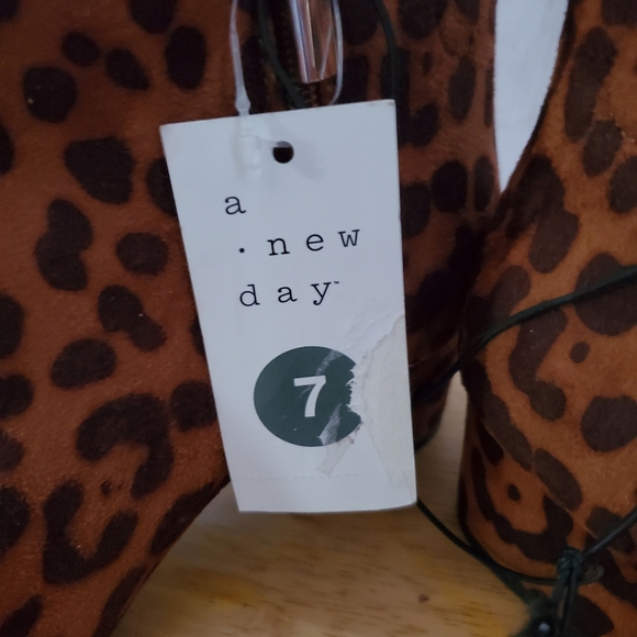 NWT Women's Valerie Microsuede Leopard Print Ankle Boots - Picture 5 of 6